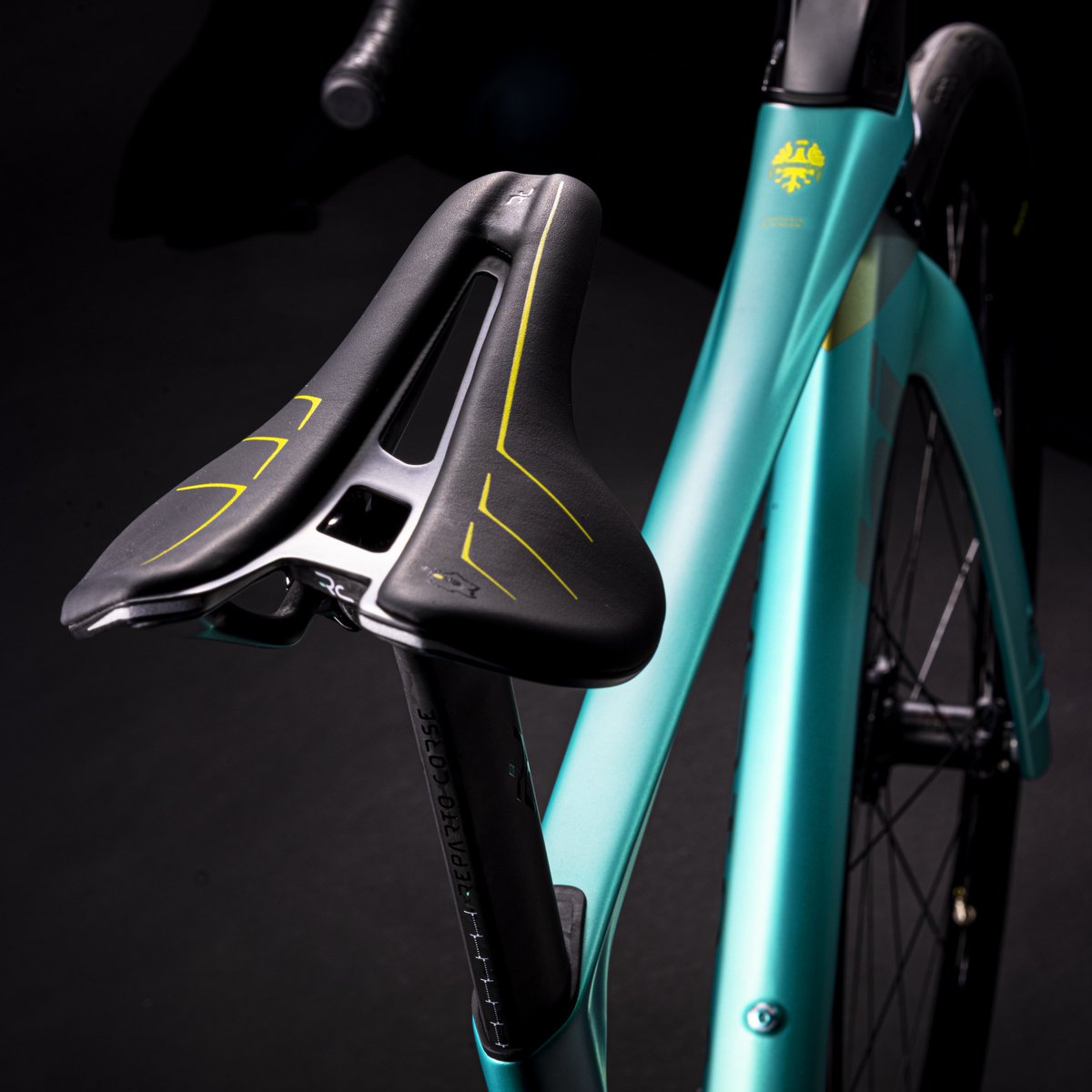 The Oltre RC Tour de France boasts Bianchi Reparto Corse-developed components, with combined signature pigments of Bianchi and Le Tour, hand-painted in Italy by our artisans.
6PM IT Time. 👉 bit.ly/3N05etf 

#Bianchi #LeTourOfficialBianchi #TDF2023 #OltreRC @LeTour