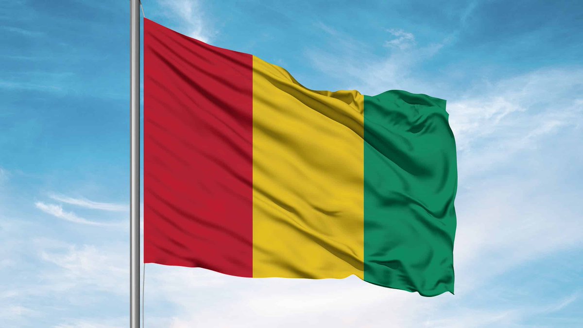 domynych's tweet image. Whoever did the bus rebranding must understand you CAN'T just RE-ORIENT flags. The flag on the bus isn't the Ghanaian flag. It's a Guinea flag with a some black star in it. Horizontal and vertical arrangements matter. Once it's set, that's it. Belgium changed theirs 200yrs ago.