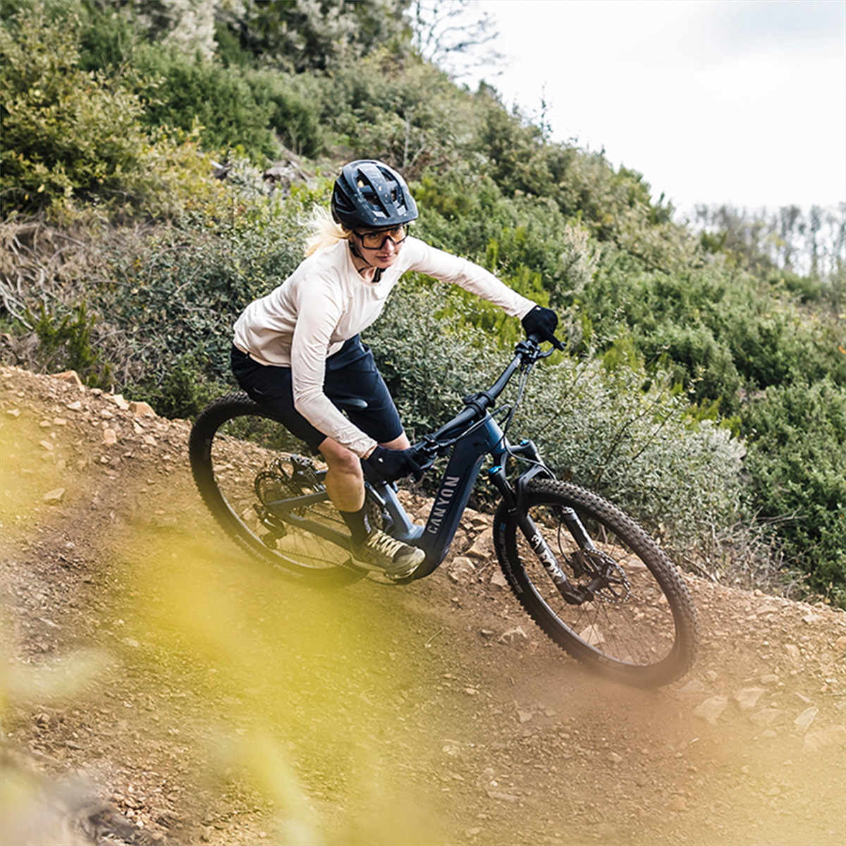 Sube más alto y pedalea más lejos con la nueva Neuron:ON. Con su potente motor y batería, te engancharás a explorar lo que está más allá de la vuelta de la esquina. ¡Prepárate para una emocionante aventura! Nueva Neuron:ON click.canyon.com/3J78SQR