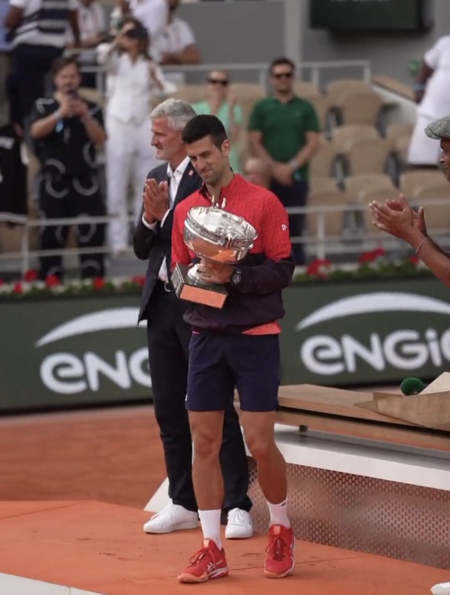 dashanka17's tweet photo. Djokovic won a record-breaking 23rd Grand Slam title  2023 with a third French Open victory
#NovakDjokovic
#NovakDjokovic𓃵
#GrandSlam
#FrenchOpen
#novakrolandgarros2023
#RolandGarros2023

Watch full video 

https://t.co/LMXNq4WPcs https://t.co/pUc7P3aUSg