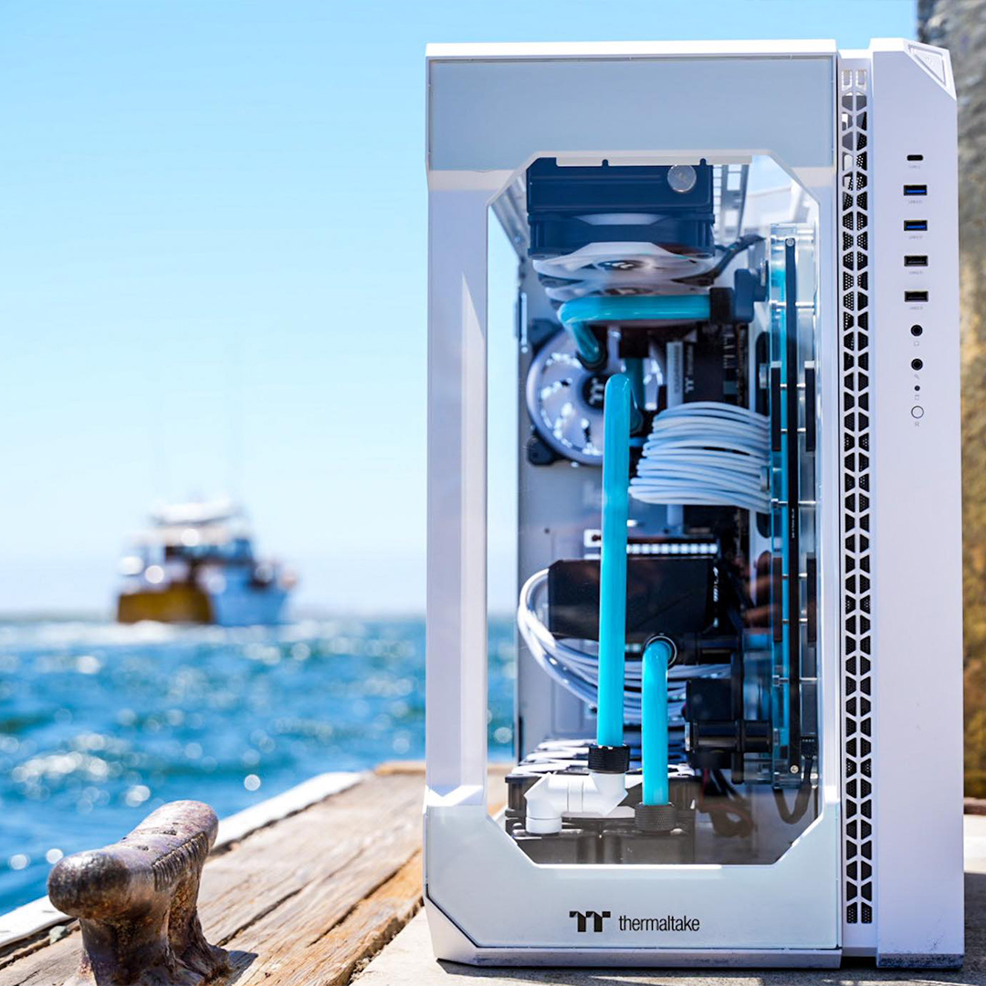 Thermaltake_de's tweet photo. Sommerurlaub schon geplant? Und kommt dein PC mit, so wie hier bei @pcwerkz?
#summer #summervacation #dontdropit #watercooling #customsetup #gamingsetup #custompc #pchardware #gaminghardware https://t.co/nfXL6z0u3H