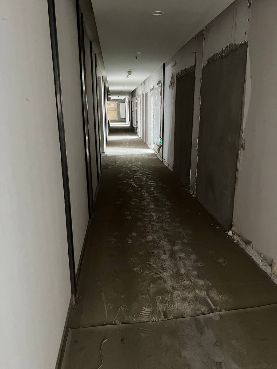 绝好的露出地点：从我家下楼几层就可以到达的商业住房的毛坯房，这几层楼都还没人要并且已经很久了，每个房间都可以进入甚至还有窗户（对着窗户手冲很爽），这里的男厕所当然也可以随便进入，一般情况下应该也不会有人来。不过地上的脚印说明这里还是会来人的，要小心喔。 https://t.co/IMkKWskbkP