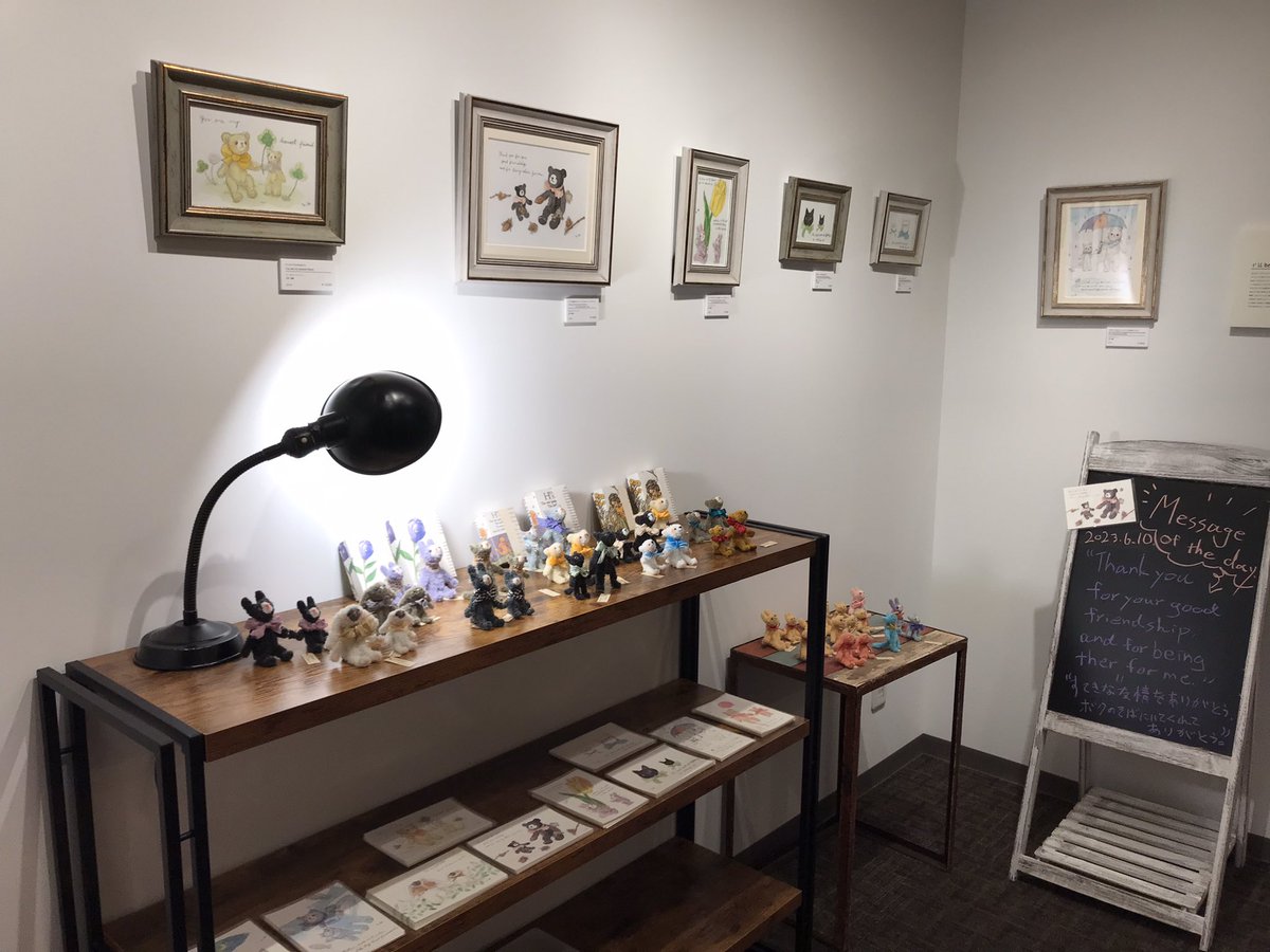 東村山のギャラリー&amp;カフェ「Bee cafe」@beecafe_galleryに行ってきました！
佇まいもBGMもとても落ち着いた雰囲気でよかったです。この日はハラダナオミ@tamtaby01さんの作品も展示されていました。 https://t.co/fj0AA2dtnO