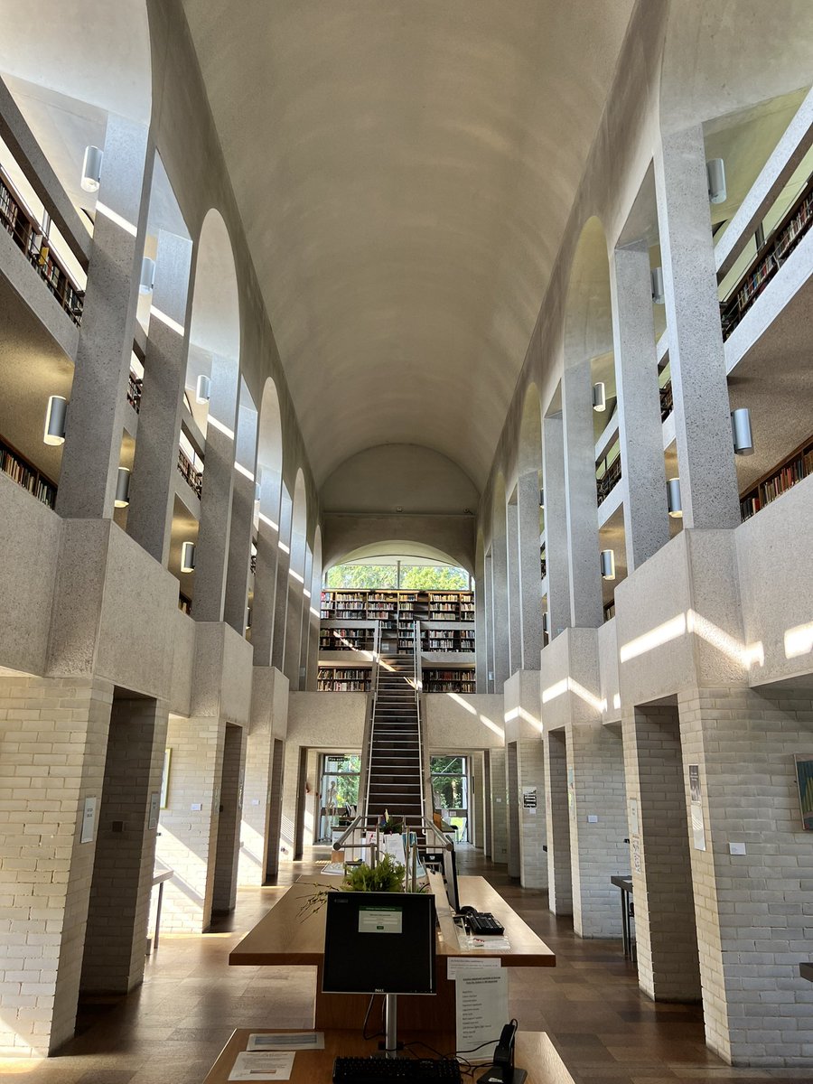 Morning sunlight in the #MurrayEdwards library.