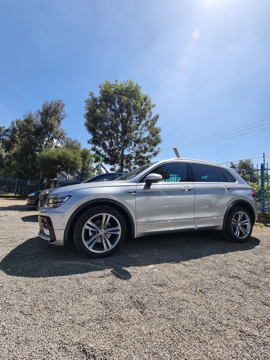 Tiguan's standout design draws inspiration from the mighty Atlas making it a head Turner on the road, a compact SUV that delivers excellence from every angle 

🚘 Volkswagen Tiguan 2015