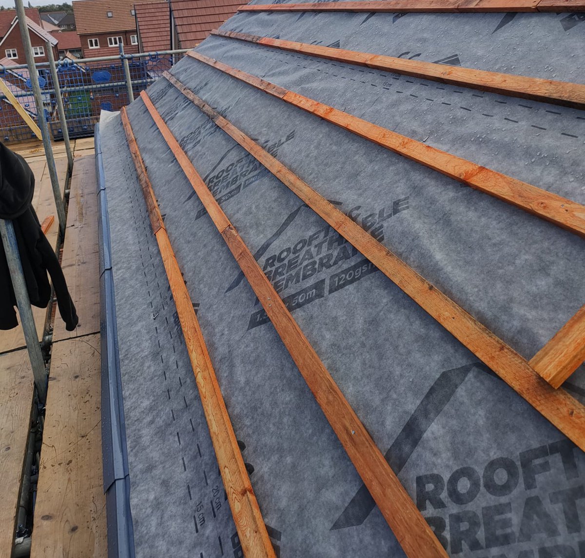 SamacFixings's tweet photo. Our Rooftec Breathable Membranes are a hit with roofers around the UK, thanks to their suitability for all different wind zones nationwide!

View full range of Breathable Membranes online! - https://t.co/VW81tcxgrZ

#roofers #roofer #construction #building #diy #roofing https://t.co/uTv8B3bUv9