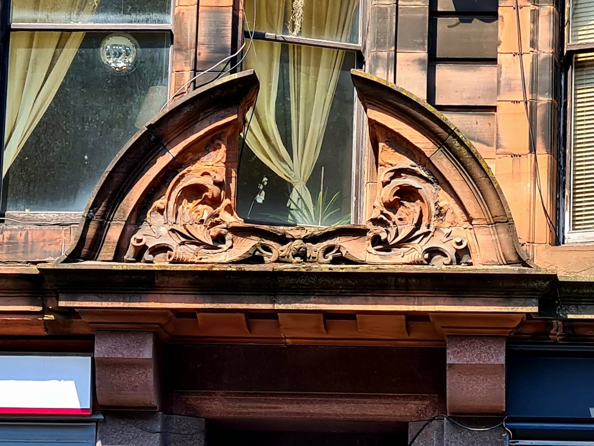 is_glasgow's tweet photo. Every now and then you spot something really quirky in Glasgow's architecture, like this pediment over a doorway on Sauchiehall Street with cut-out for the window so deep it almost splits it in two.
#glasgow #architecture #brokenpediment #glasgowarchitecture #sauchiehallstreet https://t.co/p5U2TojwAy