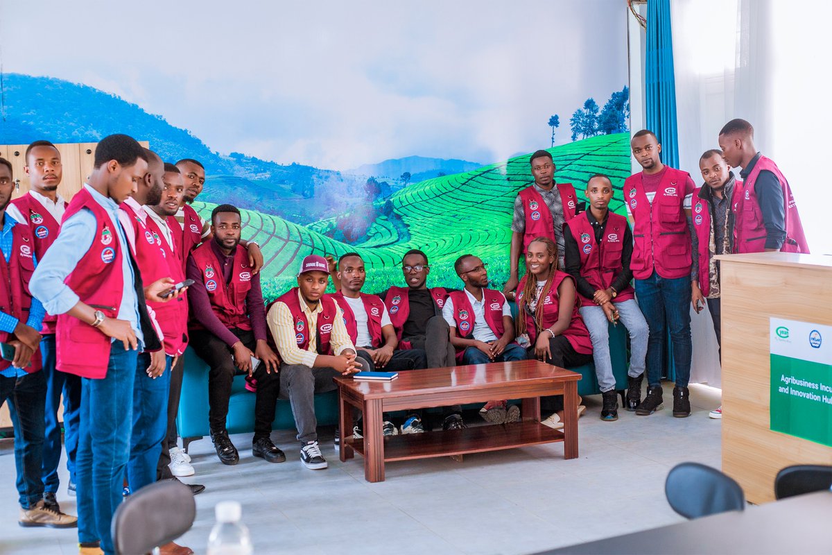 YEAN_Agro's tweet photo. Do you have a burning love for agribusiness? Now this is for you, just you. 
Join the HUB and assist in cultivating and growing agribusiness innovations in the country.
 
->Agribusiness Incubation Hub Officer. 
Based in Kigali @unilak_rwanda #AIRTEA
Link: https://t.co/wBEE4urdUw https://t.co/KSdveXVRS2