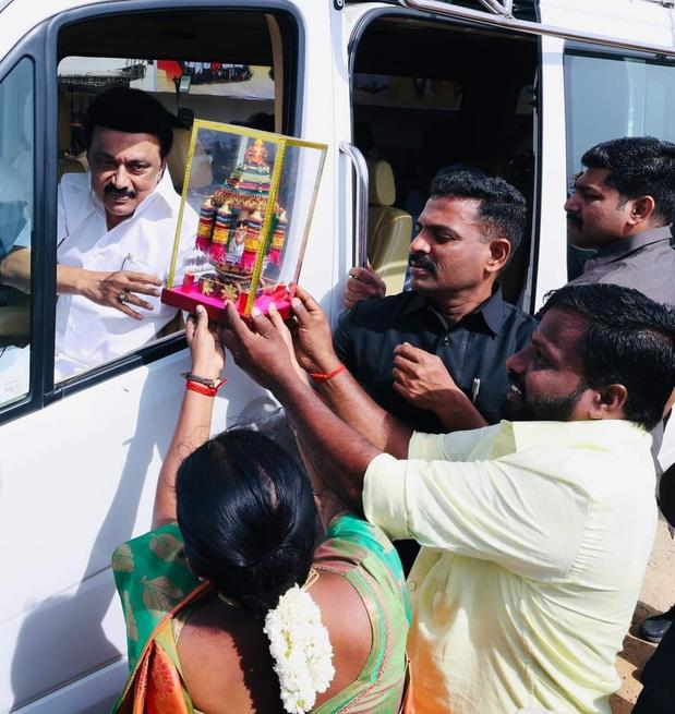 kecdinesh's tweet photo. நெற்கழனிகள் நிறைந்த என் தஞ்சை நிலம் தொடும் போதெல்லாம் மகிழ்ச்சியால் நெஞ்சம் நிறையும்! #DeltaVisit @mkstalin @CMOTamilnadu @TRBRajaa @Udhaystalin @r_sakkarapani https://t.co/6RW2DJom8o