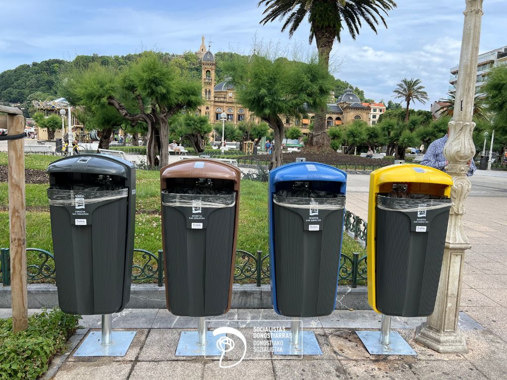 SocialistasDono's tweet photo. 280 islas de papeleras para reciclaje se están colocando estos días por la ciudad. Se trata de motivar a la ciudadanía a depositar adecuadamente sus residuos. El proceso de colocación en todos los barrios durará 4 meses y el coste asciende a 180.000€
@madiezbustos https://t.co/Yg3wps5azM