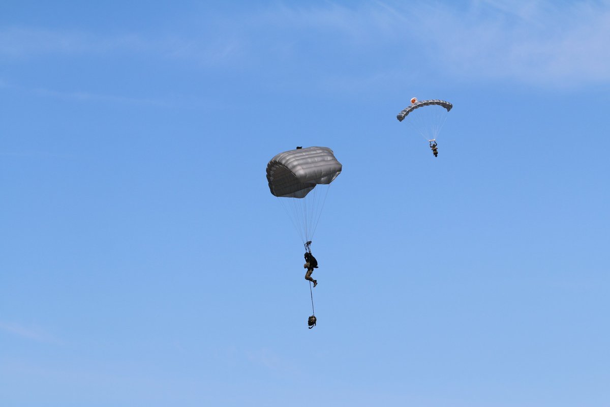 9pulkrozp's tweet image. @_6BPD_ i @25BKPow to nie jedyne jednostki spadochronowe Wojsk Lądowych - zwiadowcy kompanii dalekiego rozpoznania z #9pr z Lidzbarka Warmińskiego i #2pr z Hrubieszowa również skaczą‼️ #DołączDoNas - #Zwiad wyznacza szlak🫡

@MON_GOV_PL @DGeneralneRSZ @Polska_Zbrojna