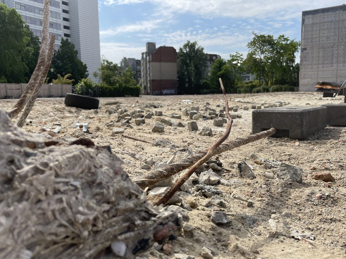 lmn80's tweet photo. War mal wieder auf Berliner Baustellen unterwegs... Und es sieht nicht gut aus für #Verius uns die Investoren. Bei Auflösung des Fonds drohen mehr als 500 Millionen Euro auszufallen, berichten @jak_blume @handelsblatt https://t.co/ClvXd1ZX2j https://t.co/VKoQaHK5M2
