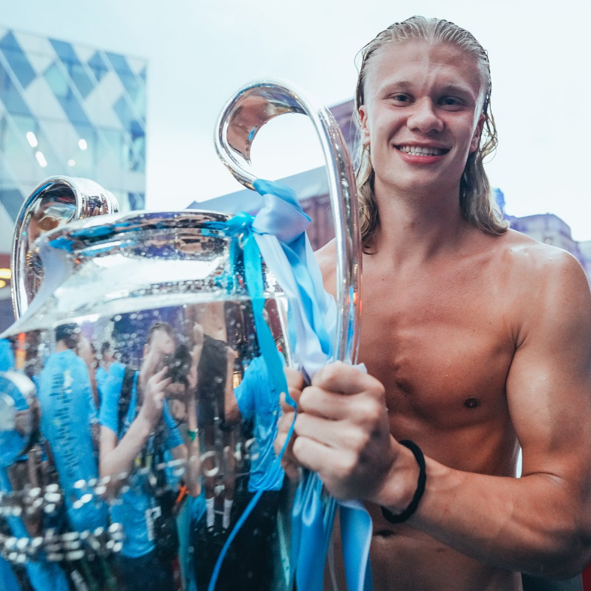 ManCity's tweet photo. On this day last year, we signed @erling! 🙌

3 trophies later and he's well and truly 𝙊𝙉𝙀 𝙊𝙁 𝙐𝙎. 💙 https://t.co/xZYpSVBHzV