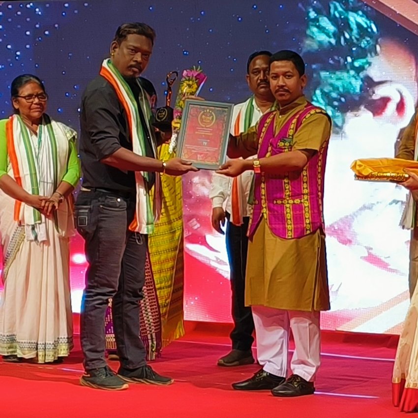 rockstarsingrai's tweet photo. I feel very honored to be honored at the first annual UTKARSHA SAMMAN Awards organized by tribe TV.  
লড়াই করে এগিয়ে আসা আদিবাসী মানুষদের লাইম লাইট এ নিয়ে আসার প্রচেষ্টার জন্য Tribe TV এর পদক্ষেপ কে সাধুবাদ জানাই।
#tribetv #singraisoren https://t.co/g1mDTQSDw0