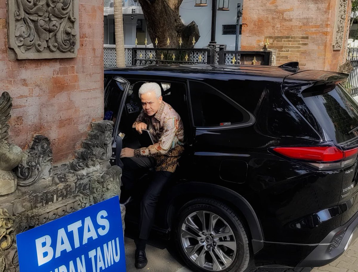 Bun, sampai setengah 6 jangan telepon dulu ya. Mau rapat di istana sama Pak Jokowi. Hehehe.
