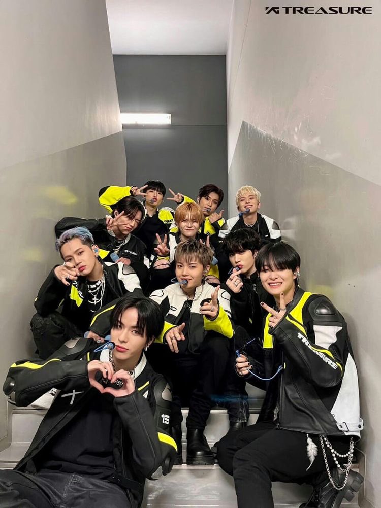 kpopWorldItaly1's tweet photo. 🎵: TREASURE annunciano il 2nd full album e nuova Unit di 5 membri questa estate, #SoJungHwan  sarà il primo membro della prossima Unit. Gli altri membri saranno svelati nei prossimi giorni.
#TREASURE_2nd_FULL_ALBUM #TREASURE #T5 #T_5 #KPOP

Il fondatore di YG Ent Yang Hyun Suk ha annunciato i prossimi piani dell'agenzia per i TREASURE, 2nd full album ad agosto: "Questo prossimo full album dei TREASURE sarà composto interamente da nuove canzoni, sarà un  ‘REBOOT’. Sento che i TREASURE rinasceranno [attraverso questo ritorno]. Sai come quando spegniamo e riaccendiamo un computer, lo chiamiamo "riavvio"? Penso che tu possa tranquillamente aspettarti questo dal prossimo album”.

In più Yang Hyun Suk ha annunciato i piani per il debutto di una nuova unit dei TREASURE chiamata "T5": “Ho chiesto ai membri dei TREASURE di alzare la mano se pensavano di essere i più belli [all'interno del gruppo]", ha condiviso Yang Hyun Suk, "ed è così che si è formata questa unit di cinque membri".

Il fondatore di YG ha continuato che i T5 debutteranno a luglio, prima dell'uscita del nuovo album. 

I cinque membri dei T5 saranno rivelati a partire dal 13 Giugno.