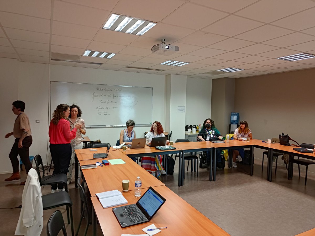 sebastien_fr's tweet photo. Première journée d'étude du GER Fans @GREF_reseau de la @sfsic en direct de Bordeaux. Keynote passionnante de @S_Mittermeier sur les fans et antifans de Disney dans le contexte des "culturel wars" #fanstudies #sfsic https://t.co/6tsKWgccv1