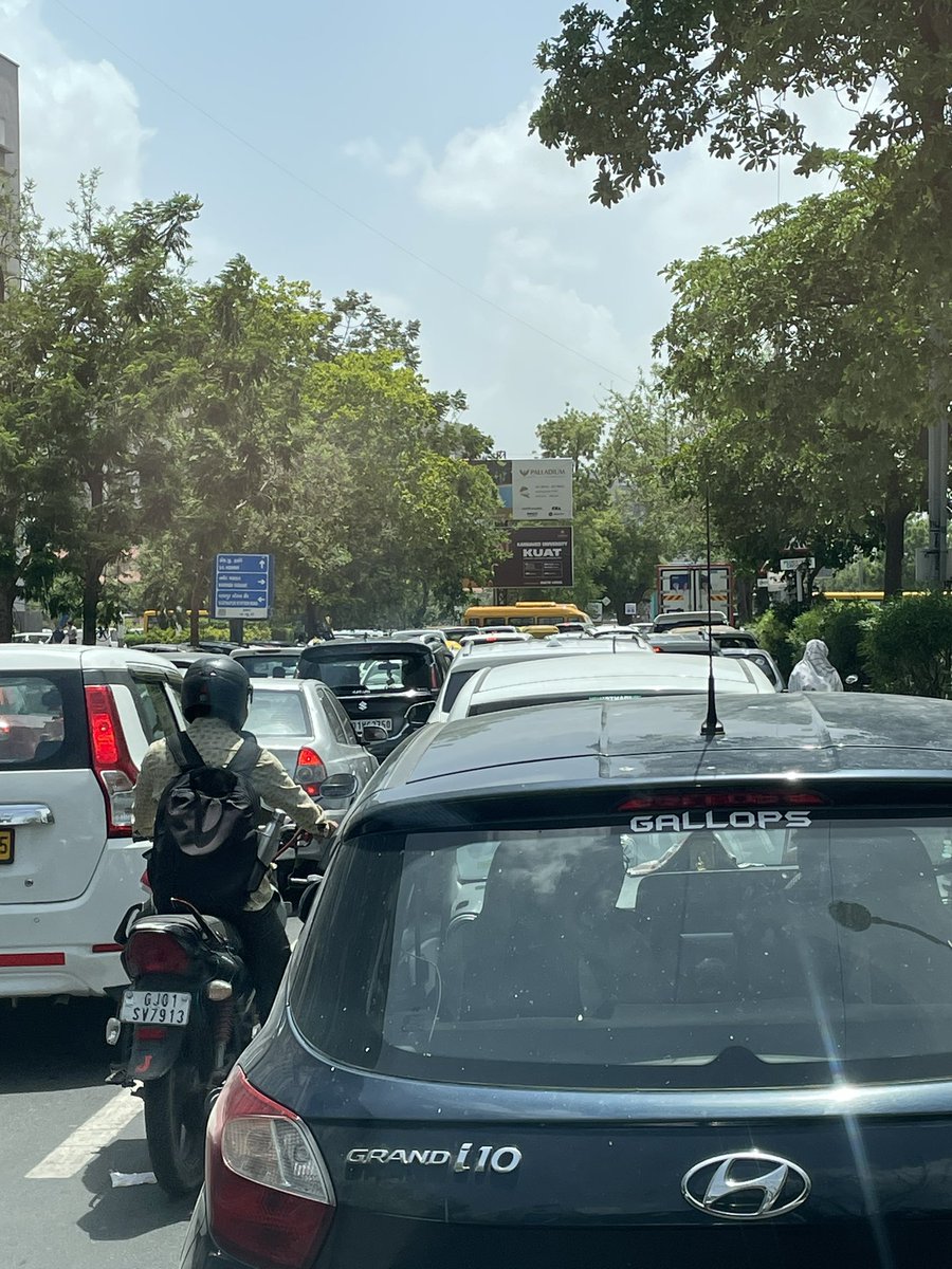 AdhirajHJadeja's tweet photo. Too much traffic jam at Anandnagar road from last 15 minutes…
No traffic police 👮‍♀️ in place…

#Ahmedabad #Traffic 
@AhdTraffic @AhmedabadPolice https://t.co/NOwINQE4DP