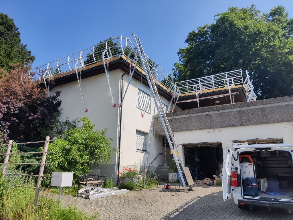 helionauten's tweet photo. #EGch Montage-Crew grüsst aus #Seewen: Auch hier Gerüst ist ready - eine neue #Solar Baustelle kann starten! 🌞 https://t.co/dd3tUE6KX0