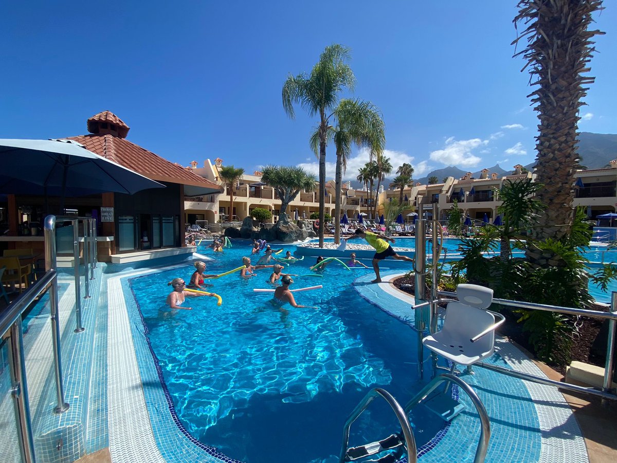 Laura______G's tweet image. Our #Aquafit sessions have never been so busy! Thanks to Giacomo our Fitness Co-Ordinator! #Funforeveryone ☀️ #RoyalSunsetBeachClub @ClaudiaGMorell @Minerva_VT @EmmaJayneWoodie @RuthMcgowan_ @SunBean_Adeje @Marga_MartinH @Jesusluis1975