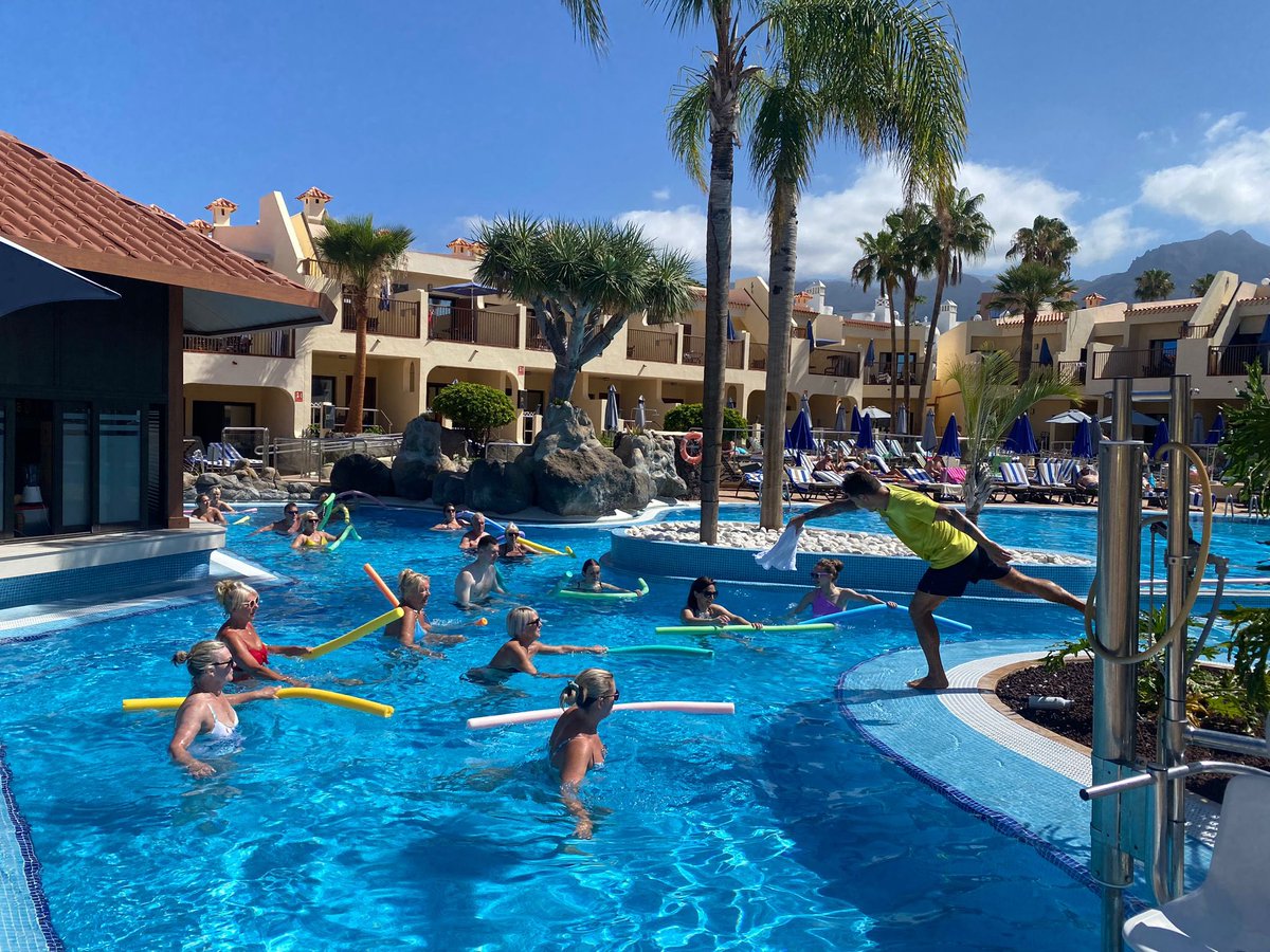 Laura______G's tweet image. Our #Aquafit sessions have never been so busy! Thanks to Giacomo our Fitness Co-Ordinator! #Funforeveryone ☀️ #RoyalSunsetBeachClub @ClaudiaGMorell @Minerva_VT @EmmaJayneWoodie @RuthMcgowan_ @SunBean_Adeje @Marga_MartinH @Jesusluis1975