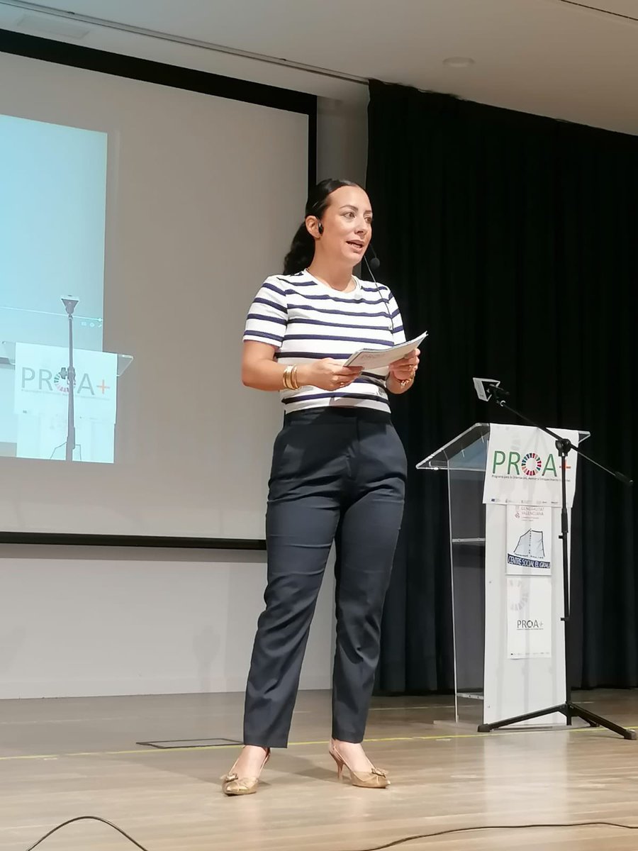 GVA_Cefire's tweet photo. ➡️ Comença la #JornadaPROAplus a València, amb Gemma Morales Cañizares, assessora del #CEFIRETorrent amb el monòleg “Vent en popa a tota PROA+”. Destacant les fortaleses del programa i la tasca feta amb molt d’humor. #JornadaPROAplus https://t.co/E0puA2Pww6