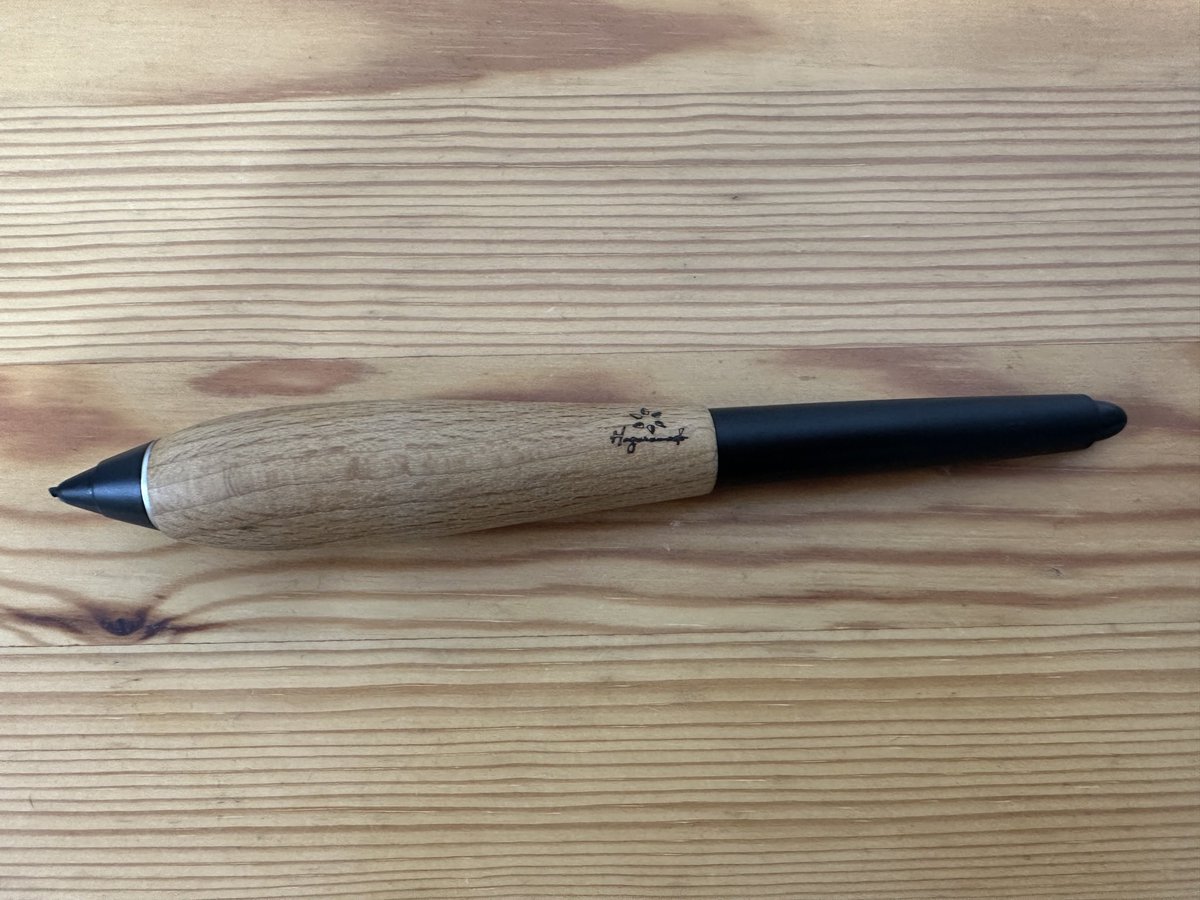 たまに自分のペン見て「太いなぁ」って思います。 https://t.co/GrRxpepjPo… https://t.co/w7oUXh0Zz5