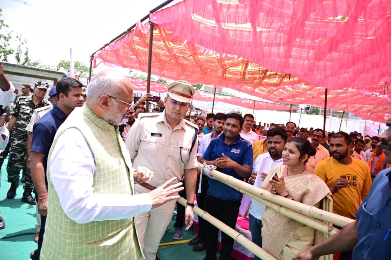 राज्यपाल ने जनता से किया संवाद, समावेशी विकास का समझाया मतलब The governor interacted with the public, explained the meaning of inclusive development