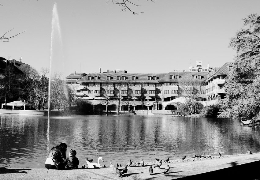 Un giro tra le vie di Milano 2 prima dell’ultimo ricovero.
La consapevolezza di essere vicino alla fine e avere il coraggio di gettare uno sguardo verso il simbolo di ciò che si è costruito.

Quando toccherà a noi avremo il coraggio di guardare in faccia ciò che abbiamo o che non