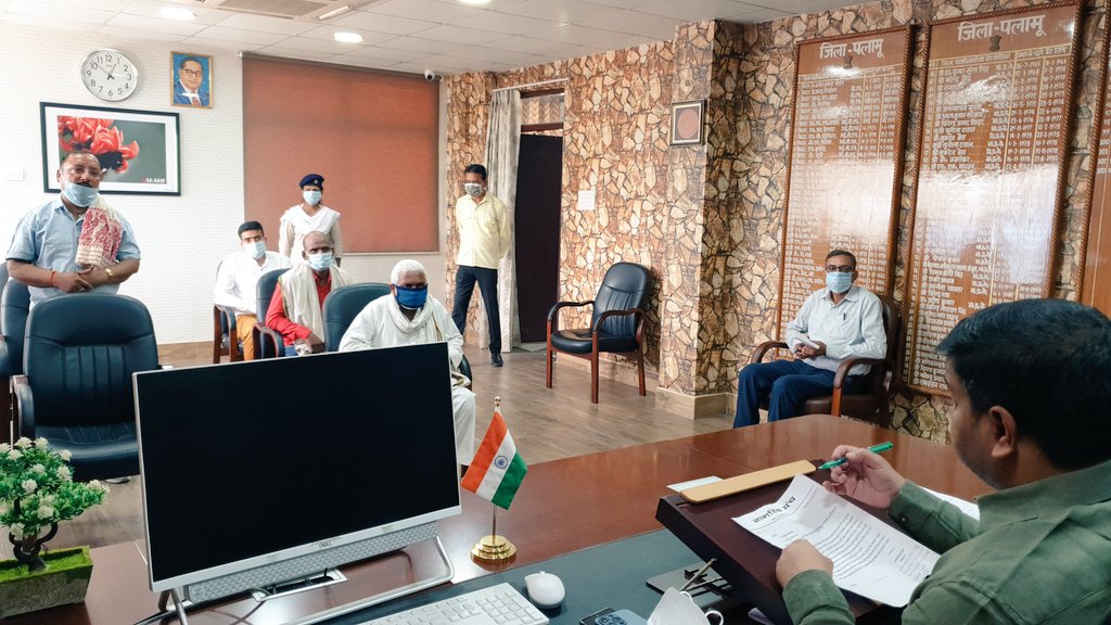 जनता दरबार : पलामू उपायुक्त ने गंभीर बीमारी से पीड़ितों को दी आर्थिक मदद Janata Darbar: Palamu Deputy Commissioner gave financial help to the victims of serious illness