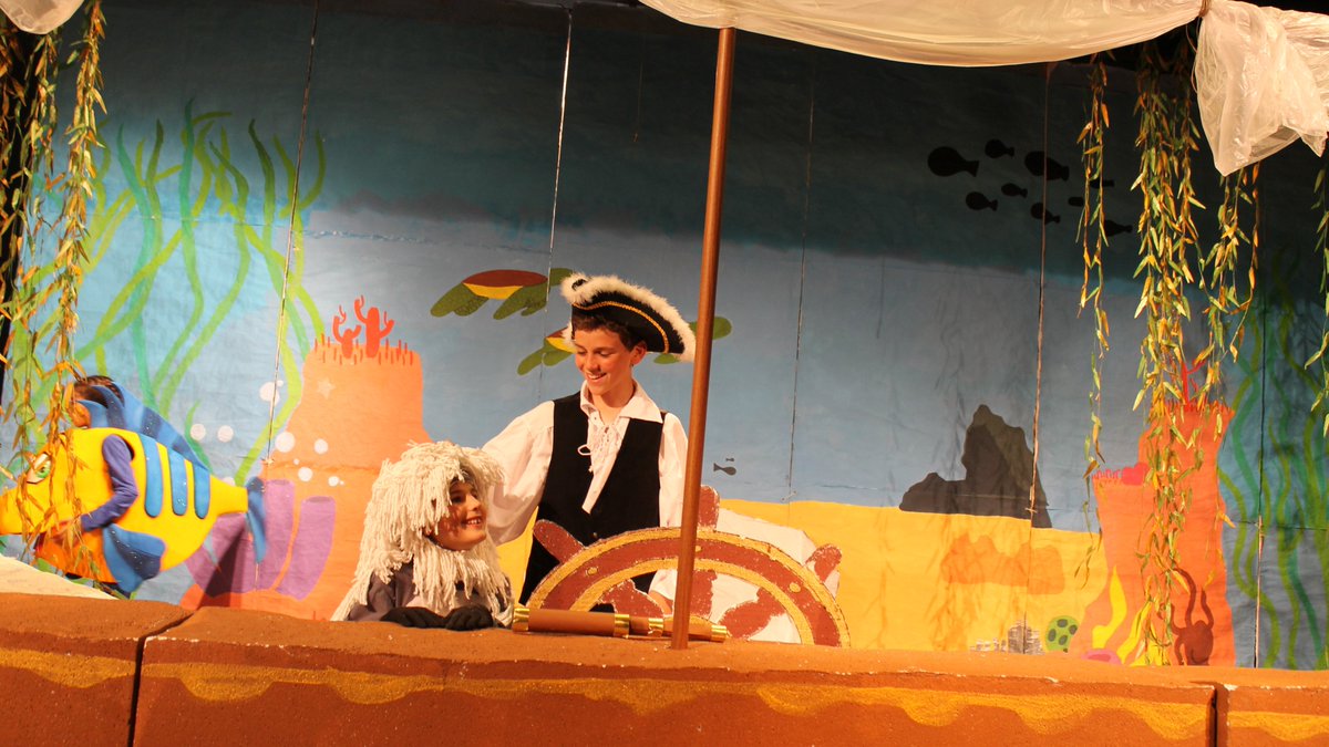 TrinityCollege1's tweet photo. ¡Un aplauso para nuestros pequeños grandes actores de Trinity College S.S. Reyes!
Los alumnos de 6º de #Primaria han representado el #musical de "La Sirenita" como parte de nuestro proyecto de #TrinitySolidario. @juegaterapia #Sanse https://t.co/SQi2hpXu2N