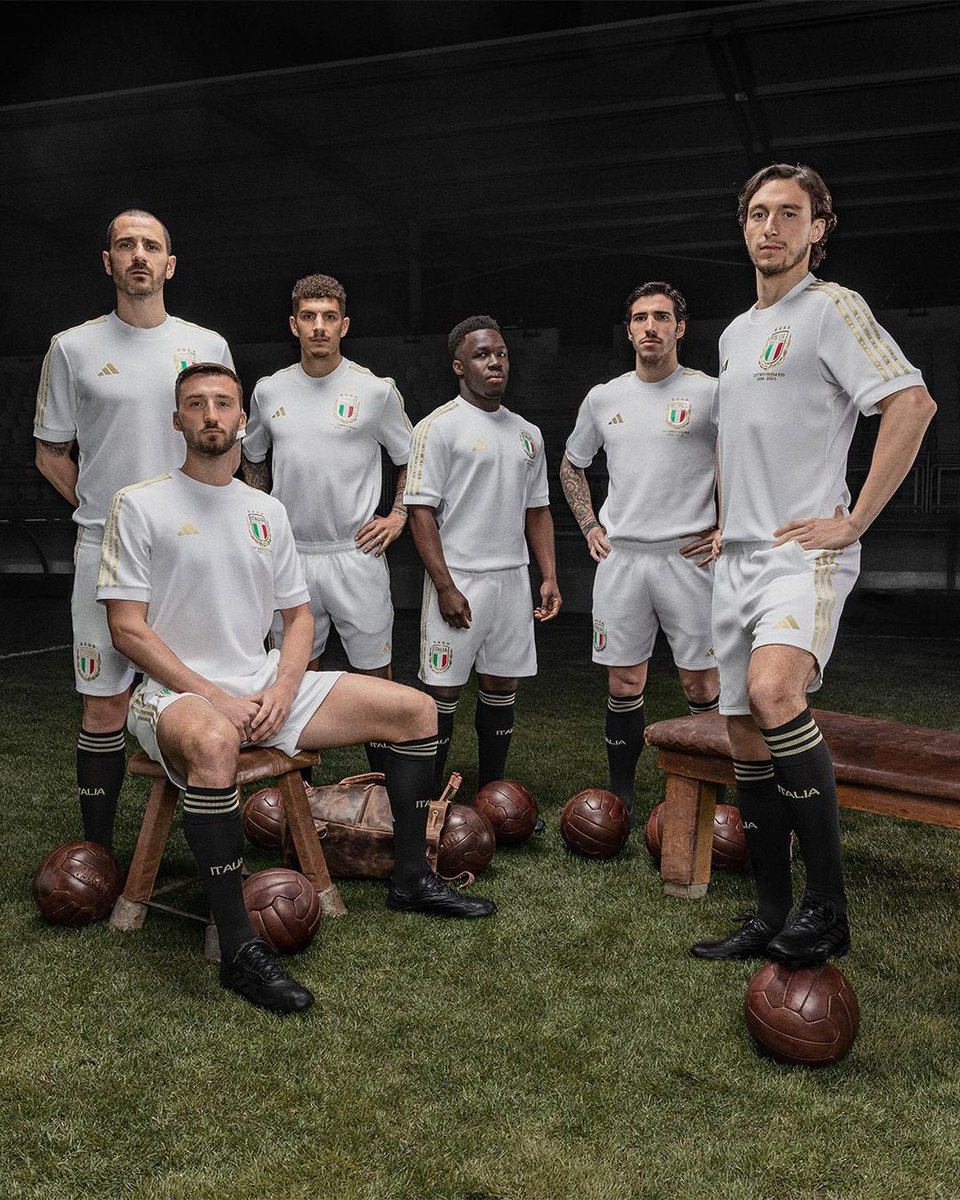 SoyCalcio_'s tweet photo. 🇮🇹 CONFIRMADO | Italia lucirá en la ‘Final-Four’ de la Nations League una equipación homenaje a los 125 años de la FIGC (Federación Italiana de Fútbol).

Equipación totalmente blanca con detalles dorados. https://t.co/YdMBHcnaZ9