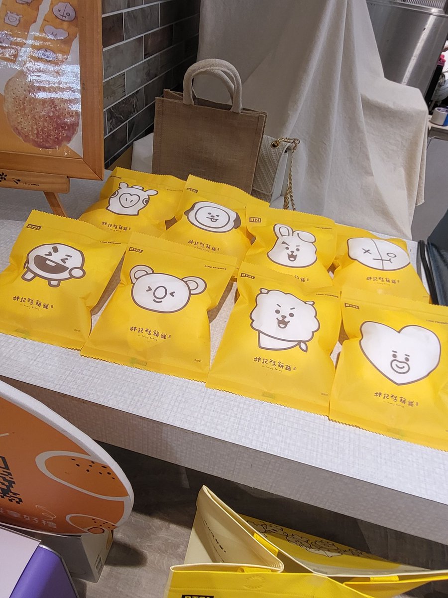 tzuyuan07's tweet photo. 中秋節提早來的感覺 #蛋黃酥 #BT21 #Taipei https://t.co/9pMKxEiP8C