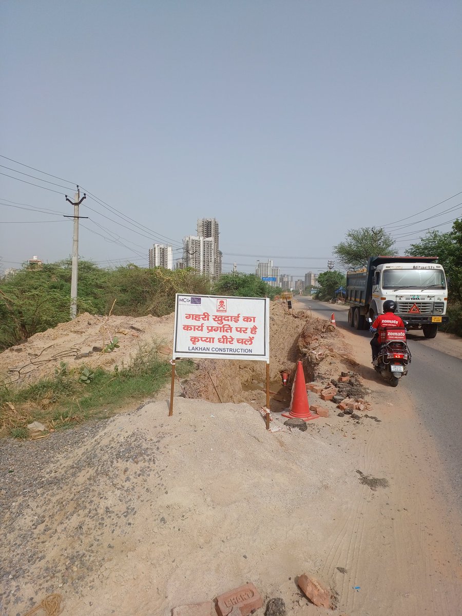 gpshreeka's tweet photo. A very dangerous and callous approach of the municipal bodies and contractors. Narrow road leading to our Woodshire society , sector 107, Gurgaon where there are 8K residents is dug up for sewer work since 20 days ago and work abandoned. Safety hazard, traffic Jams, harrasment https://t.co/LJhQy6fB20