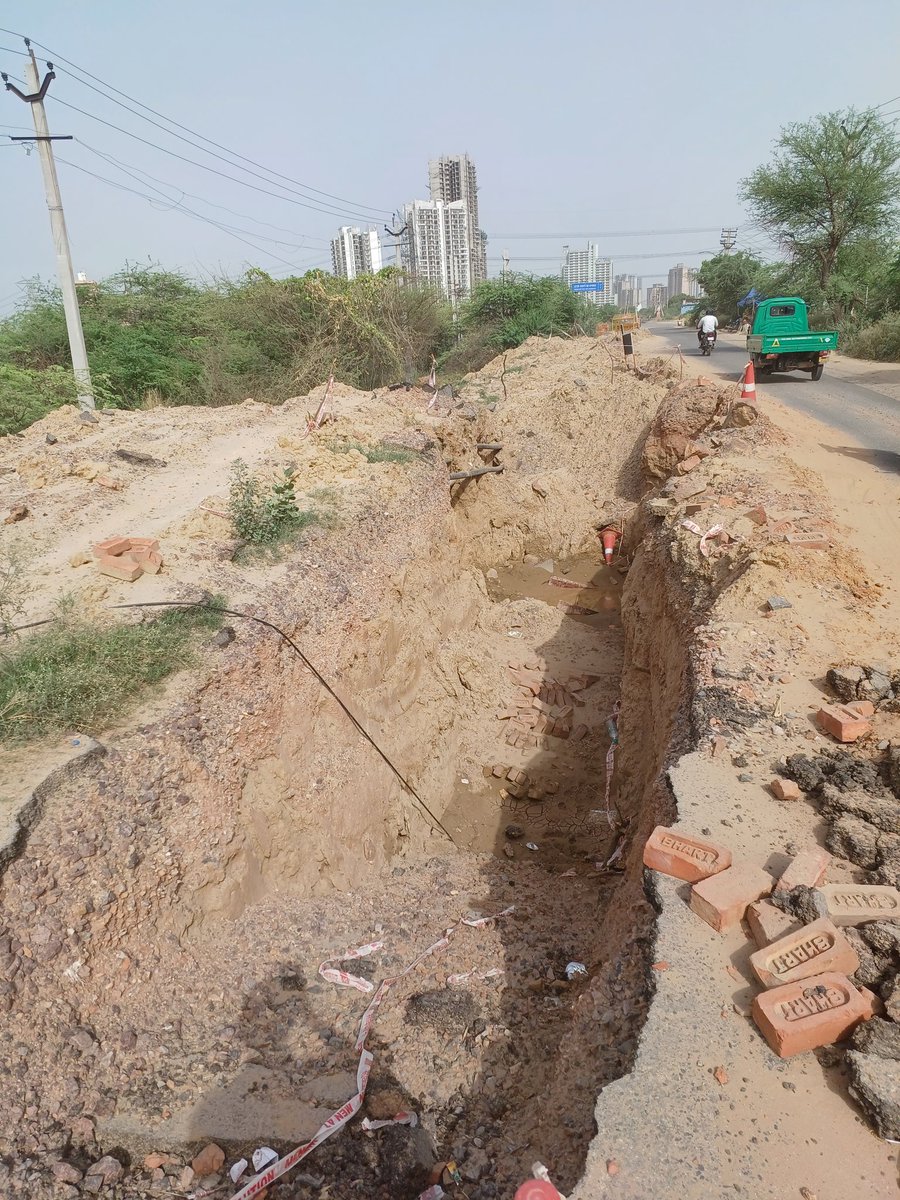 gpshreeka's tweet photo. A very dangerous and callous approach of the municipal bodies and contractors. Narrow road leading to our Woodshire society , sector 107, Gurgaon where there are 8K residents is dug up for sewer work since 20 days ago and work abandoned. Safety hazard, traffic Jams, harrasment https://t.co/LJhQy6fB20