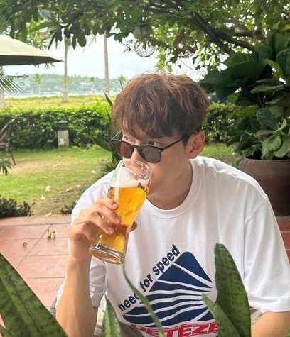 diibidii's tweet photo. Zuho drinking san miguel beer? is he in the Philippines??!!! https://t.co/nW9pFOHcWx