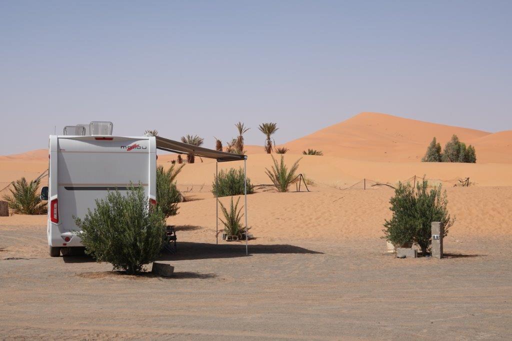 Ik wist niet dat het zo #zweten was in deze nachten. Maar ja,  we gingen weg toen het nog winter was,  hebben gezweet in de #woestijn  (zie de foto, aan de rand van de Sahara, 40 graden). Thuisgekomen dus nog erger zweten.  Bleek dat we nog onder het winterdekbed lagen..