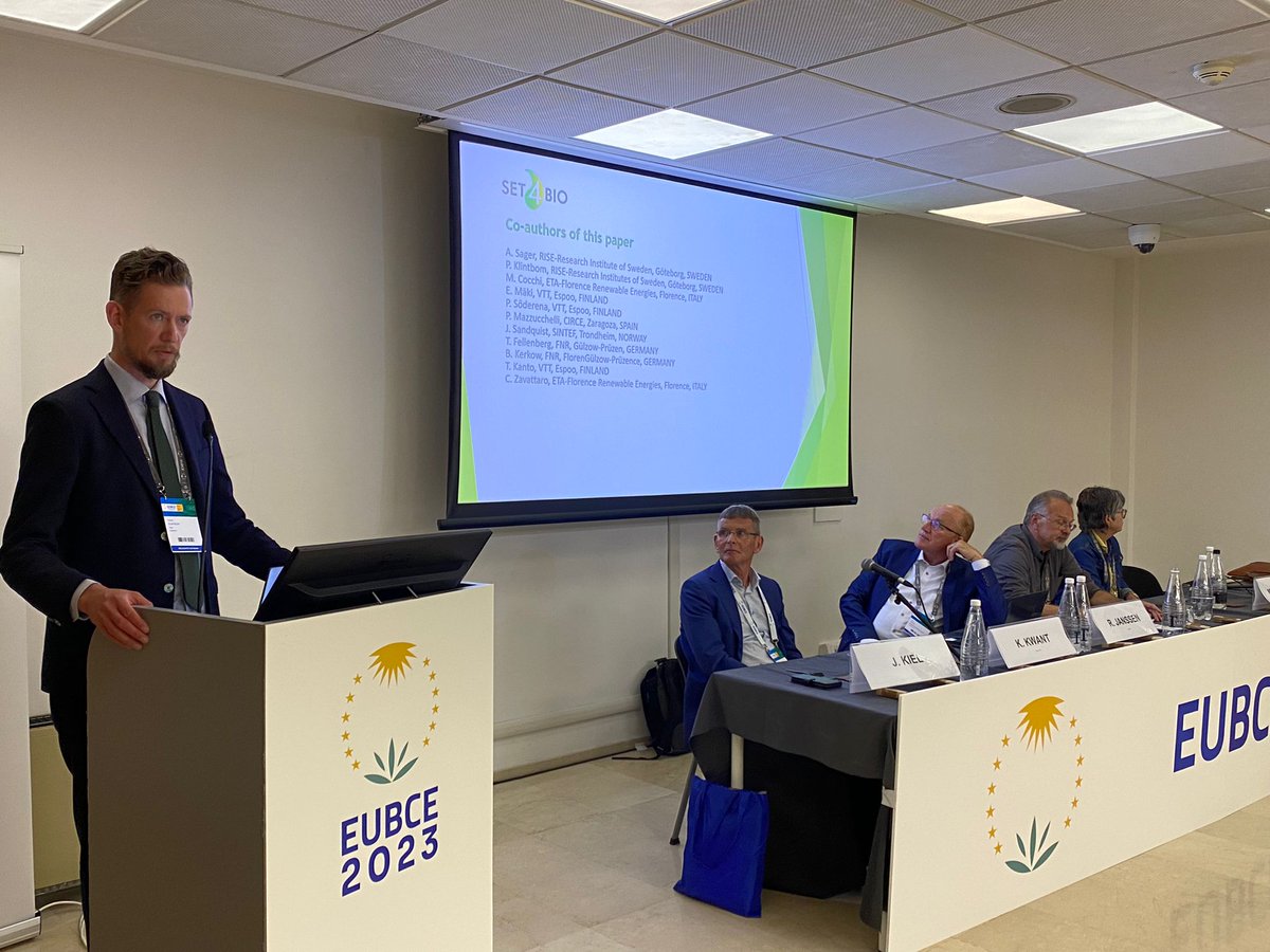 Set4Bio's tweet image. Shots from SET4BIO presence at @EUBCE:
- Oral session on the acceleration of #bioenergy
- Project results in the framwork of the SET Plan revamping
- Live stage presentation on support programs for #renewable #fuels projects
Thanks to all the presenters &amp;amp; to the warm audience! 🙏