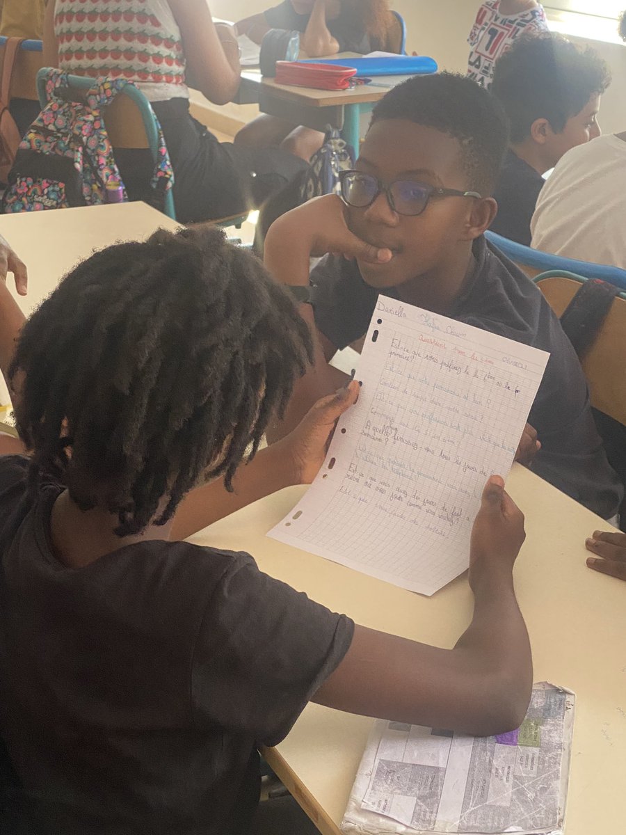 LFACCRA's tweet photo. Les classes de CM2 se préparent à leur entrée au collège ! Ils ont reçu les élèves de 6eme dans leurs classes pour apprendre de leur expérience 
#aefe #lyceefrancais #enseignement #education #accra https://t.co/nAQeqZyh9x