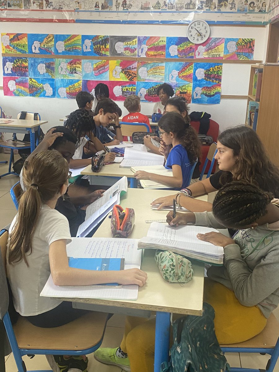 LFACCRA's tweet photo. Les classes de CM2 se préparent à leur entrée au collège ! Ils ont reçu les élèves de 6eme dans leurs classes pour apprendre de leur expérience 
#aefe #lyceefrancais #enseignement #education #accra https://t.co/nAQeqZyh9x