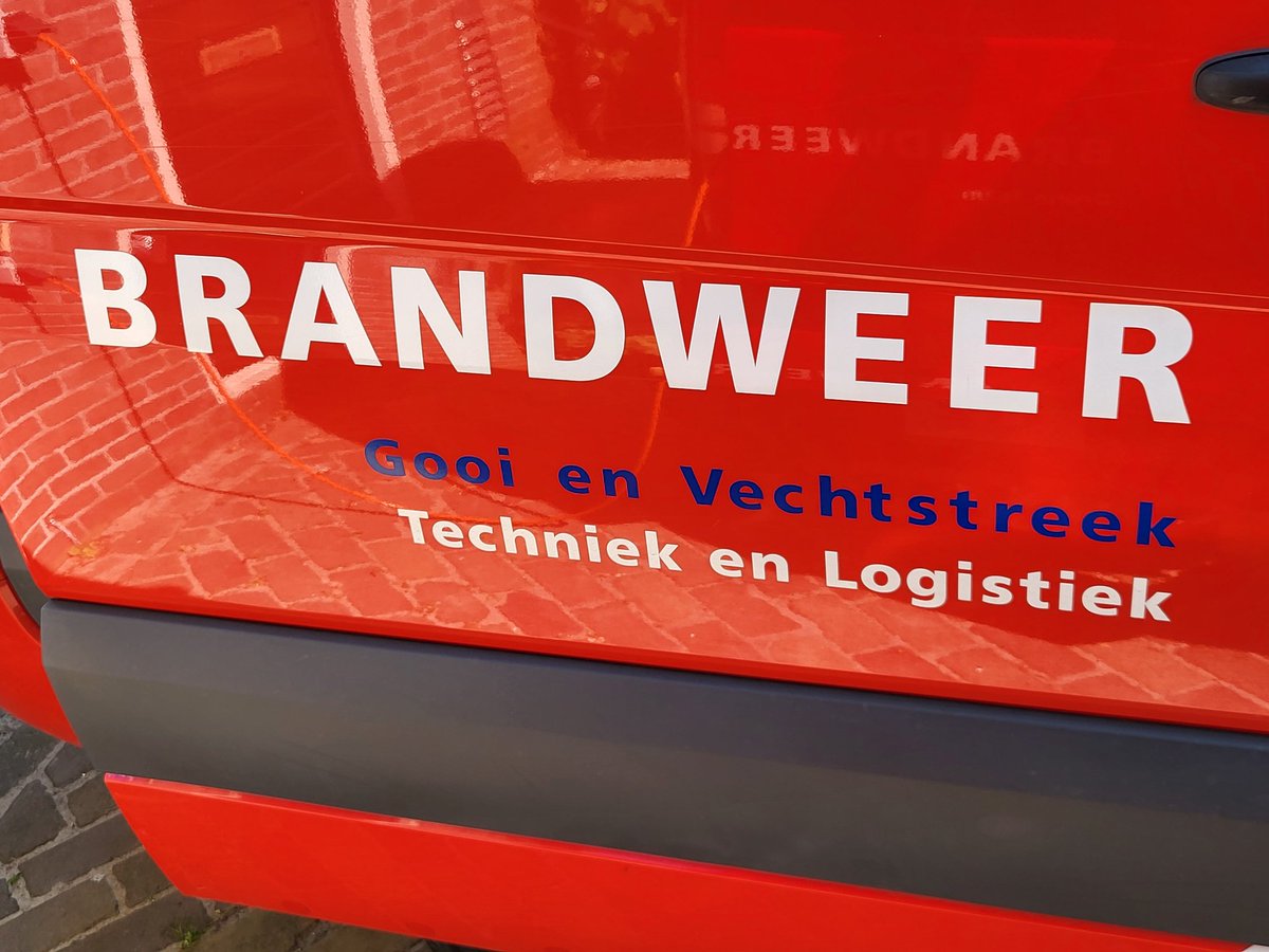 Vandaag heb ik een heerlijke buitenklus aan een voertuig. Geloof mij dit is echt niet vervelend🚒🌞 #zomer <a href="/BrwGooiVecht/">Brandweer GooiVecht</a> #technischedienst #storing