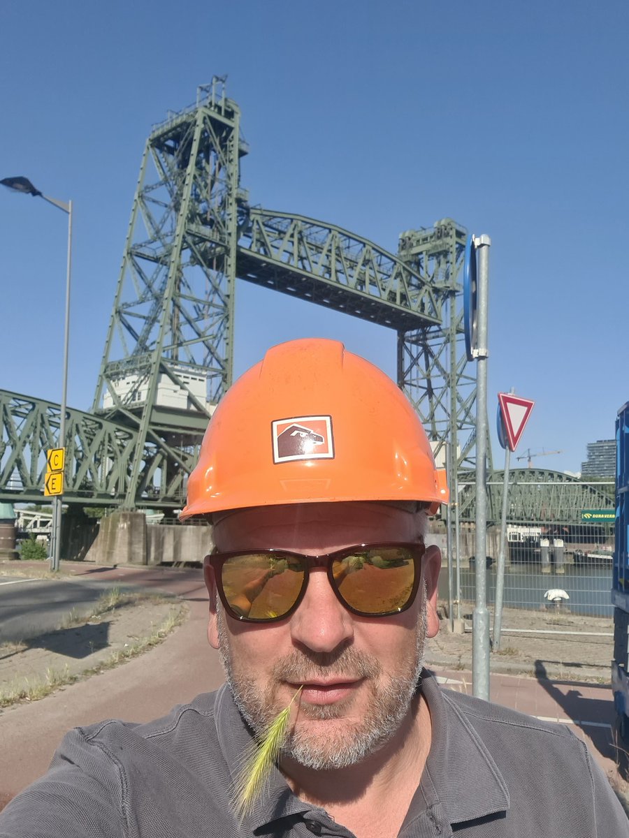 Uitzicht op de collega's van Ridderkerkse kraanwagenbedrijf bv in de zonnige Gemeente Rotterdam .
<a href="/Carefreehoist_/">CAREFREE HOISTING</a>  <a href="/rotterdam/">Gemeente Rotterdam</a> Verticaal Transport 💪🏻👌🏼