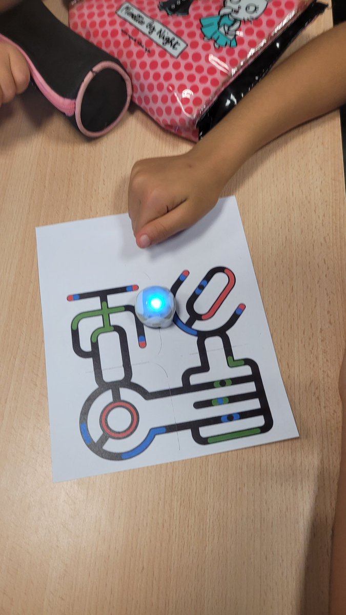 Après avoir découvert comment fonctionne #ozobot  la semaine dernière...il faut désormais lui donner des ordres en découvrant son langage de programmation. Classe CE1 Be de Panazol
<a href="/Dsden87/">DSDEN de la Haute-Vienne</a> <a href="/aclimoges/">Académie de Limoges</a> <a href="/Easytis/">Easytis</a>