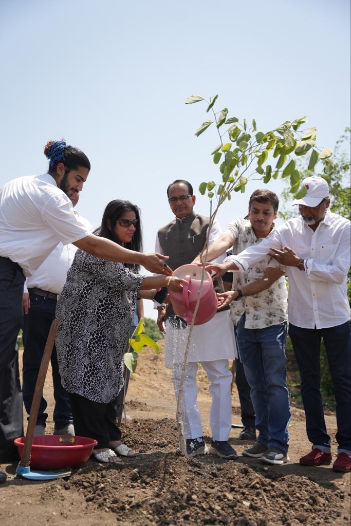 OperaMovies's tweet photo. Roadside Opera is happy to announce that we have completed the shooting of the first phase of our upcoming project. 
Thankful to the honorable CM of Madhya Pradesh, Shri @ChouhanShivraj
.
@pathakvinay @tnusreec @brijkala @EkavaliKhanna @KhanEijaz @sharibhashmi
.
#cinema #webfilm https://t.co/VtjVDm6MqU