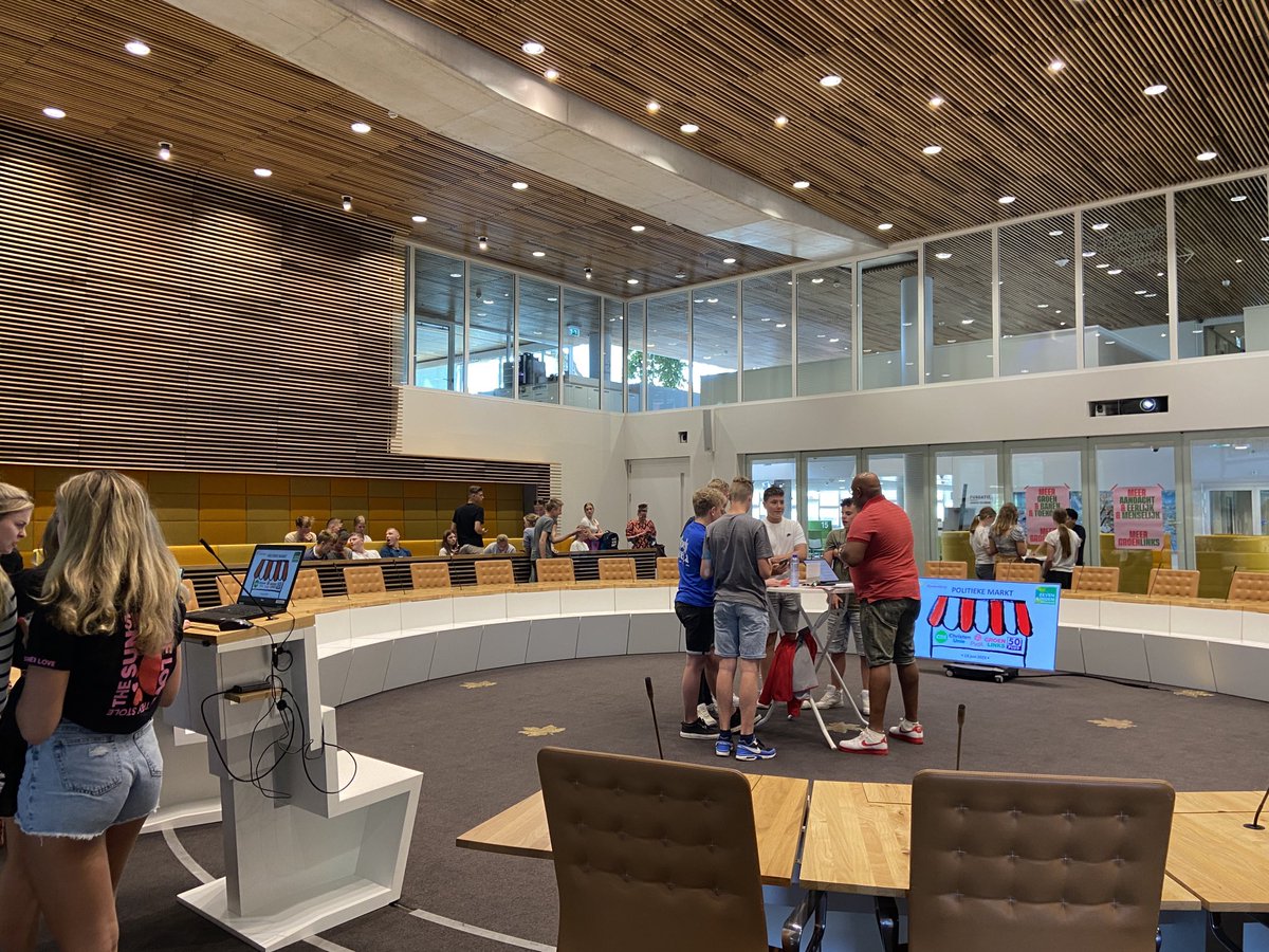 Politieke Markt met De Zeven Linden is gestart! Vandaag komen ruim 100 leerlingen om in gesprek te gaan met raadsleden over politieke thema’s #raadhbg