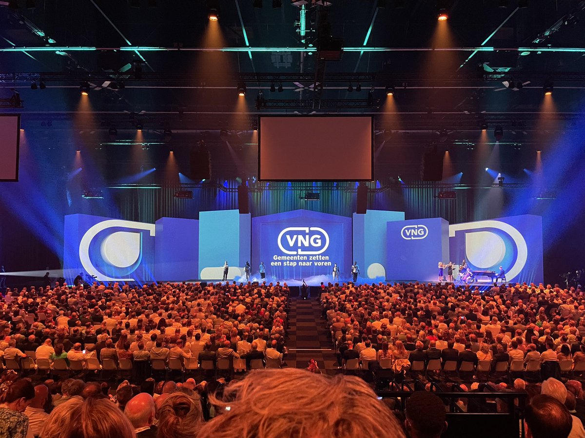 Prachtige start van #vngjaarcongres2023 in <a href="/Martiniplaza/">Martiniplaza Groningen</a> met Myron Hamming en <a href="/Noordpoolorkest/">Noordpoolorkest</a>. #gemeentenzetteneenstapvooruit