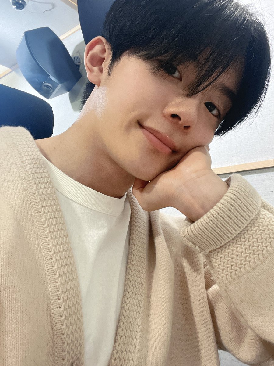 by_verivery's tweet photo. [#강민]

팬콘 준비중!!!
얼굴이 말이 아이네 

#베리베리 #베러 https://t.co/fwtAqXxBr6