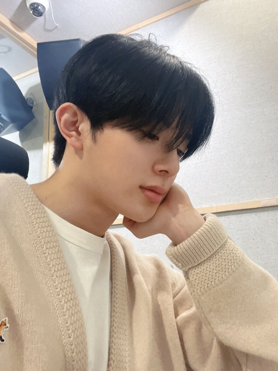 by_verivery's tweet photo. [#강민]

팬콘 준비중!!!
얼굴이 말이 아이네 

#베리베리 #베러 https://t.co/fwtAqXxBr6