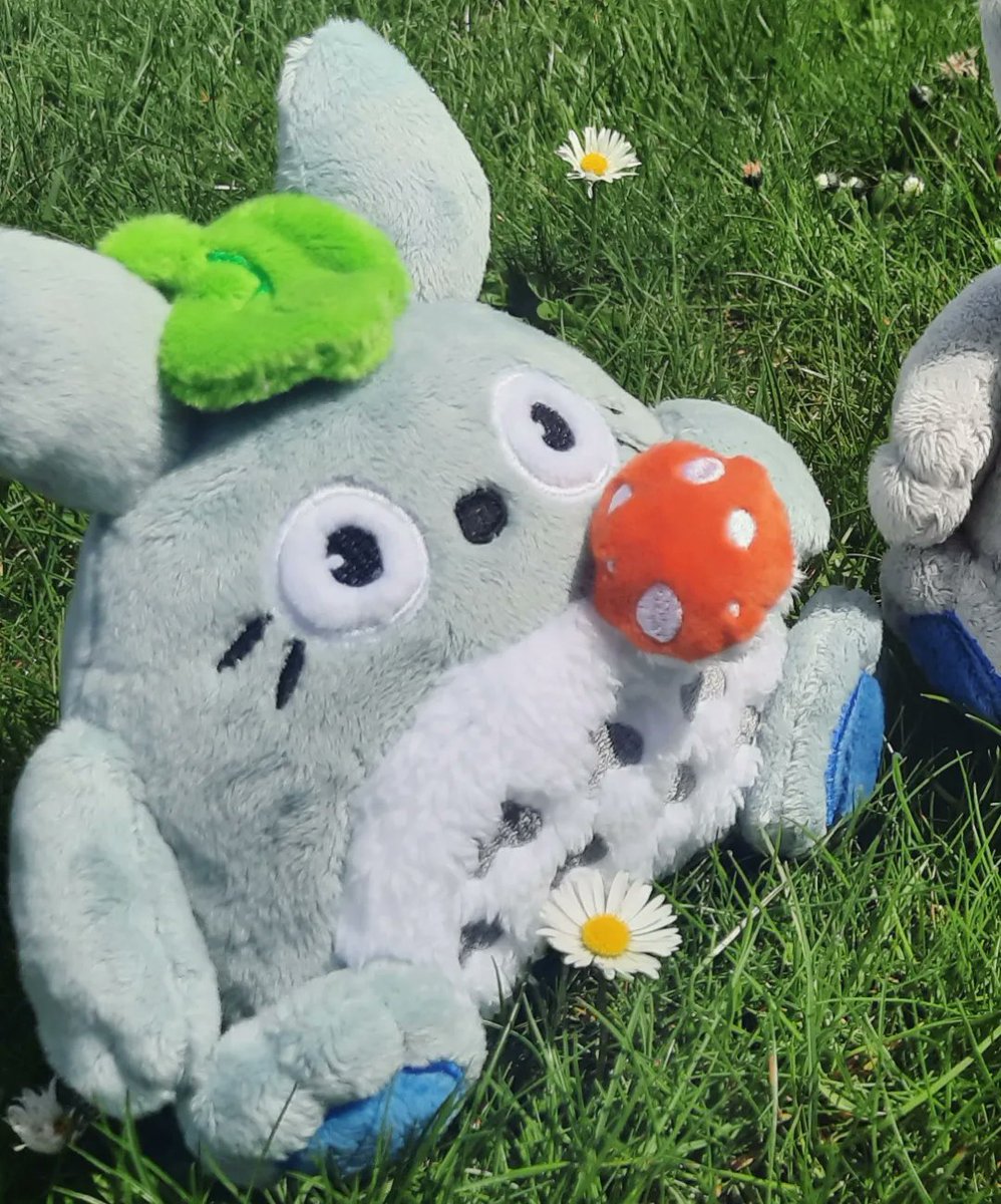catgirlmissy's tweet image. Hello! I make little plush guys and plush little keychains, you can find all links here~ linktr.ee/blue_lu_crafts
