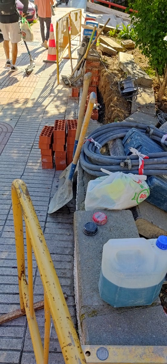 c_mantenimiento's tweet photo. Seguimos mejorando día tras día #Alcorcón escuchando a l@s vecin@s, d entre las muchas actuaciones q estamos llevando a cabo en el día d hoy, se encuentran: Reparaciones de pavimentos en las calles Madroños y Mayor, así como la reparación de un muro en la calle Del Monte, gracias https://t.co/r3cvMxukk9